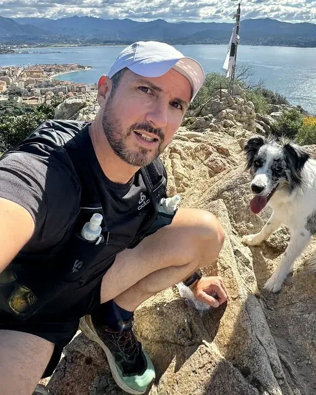 Emmanuel Cardi au-dessus du golfe d'Ajaccio, son chien à côté de lui